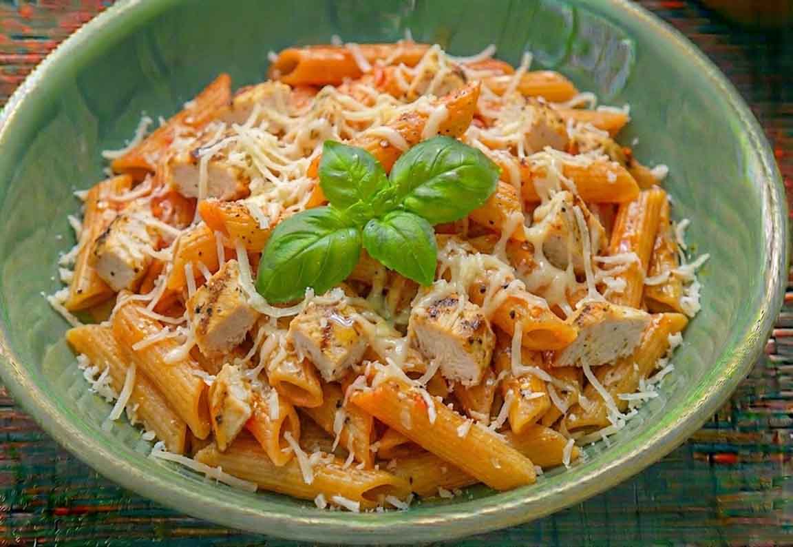 Tavuklu Kaşarlı Domatesli Penne